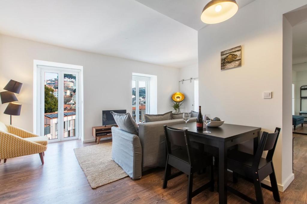 Amazing Downtown Apt with small balcony with view over the castle