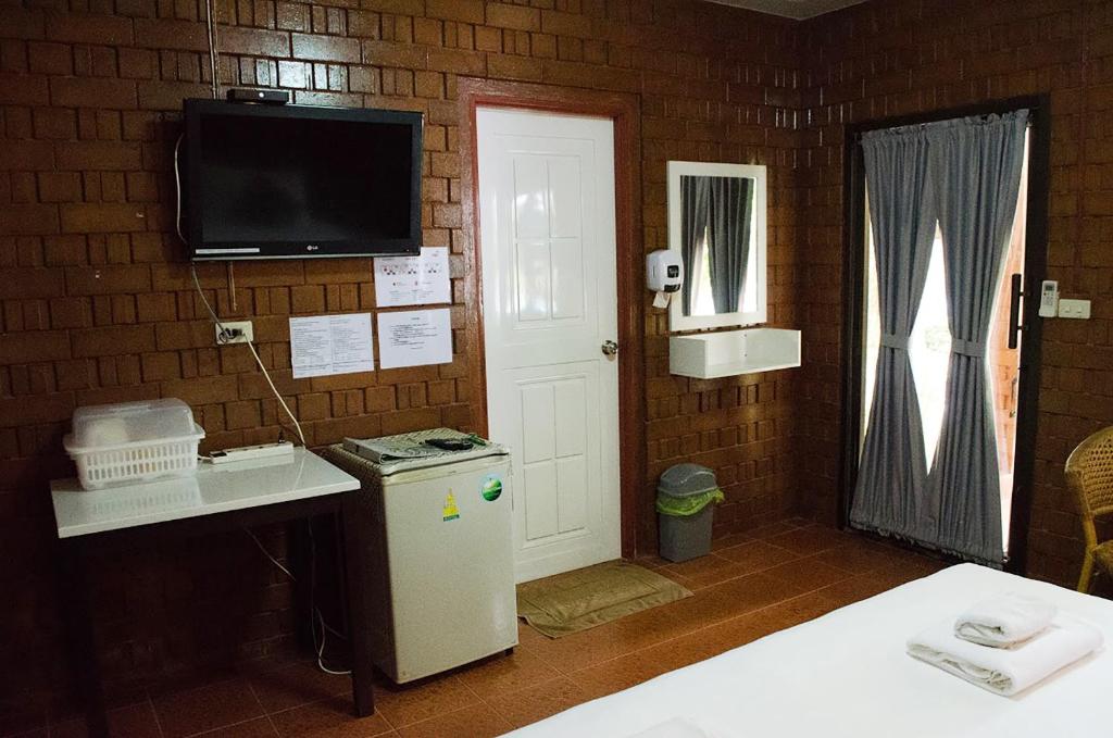 TV a/nebo společenská místnost v ubytování Ban Krut Resort