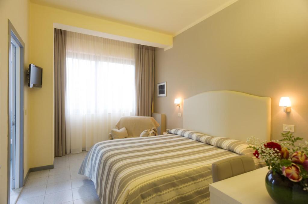 A bed or beds in a room at Hotel Gemma Del Mare