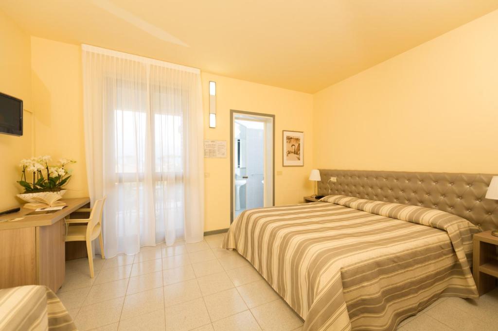 A television and/or entertainment centre at Hotel Gemma Del Mare