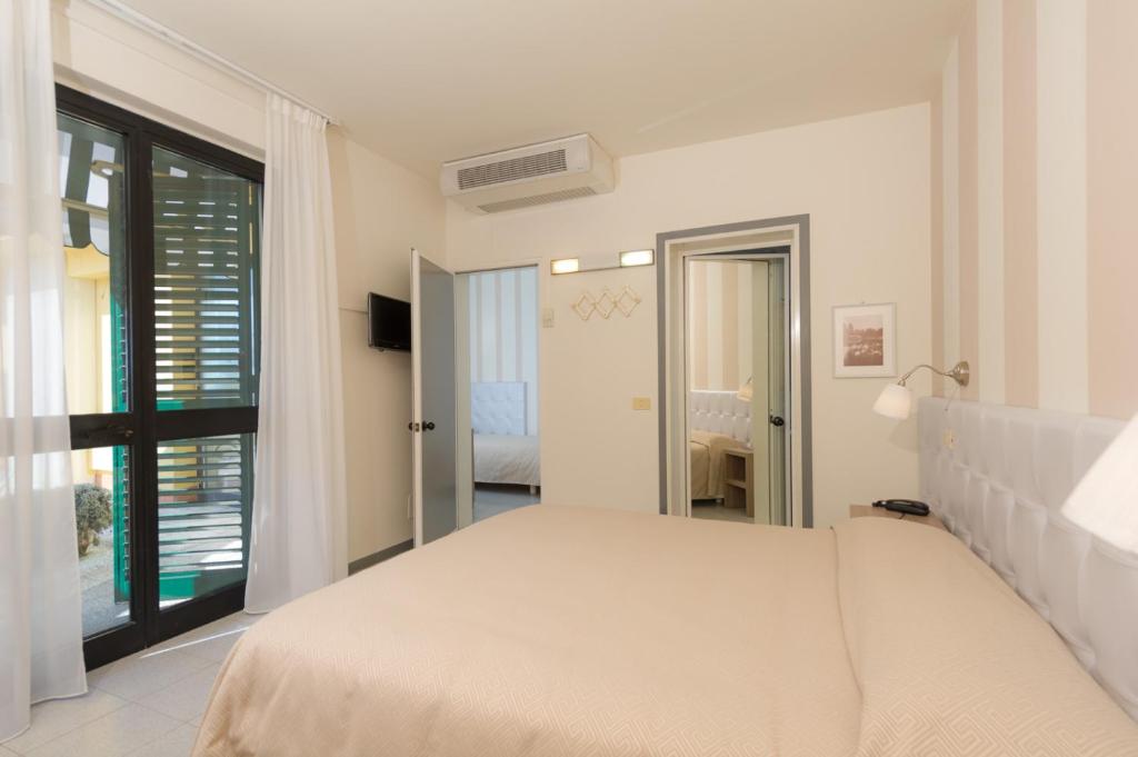 A bed or beds in a room at Hotel Gemma Del Mare