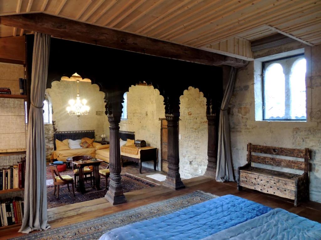 クリュニーにあるMaison Romane 1136のベッドルーム1室(ベッド1台付)、リビングルームが備わります。