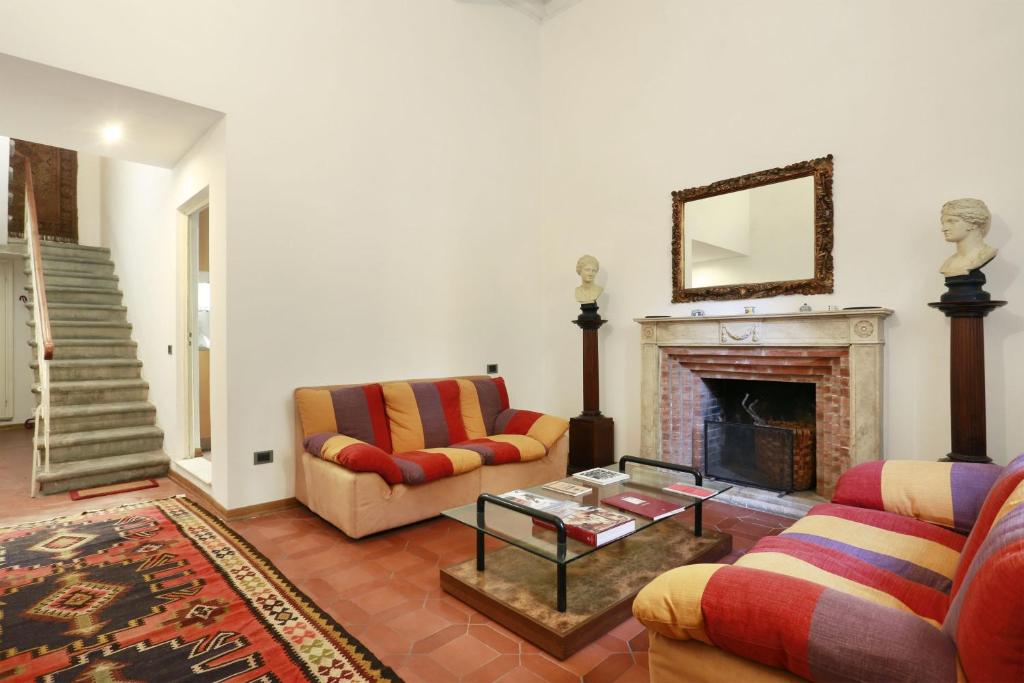 un soggiorno con 2 divani e un camino di B&b Pergola House a Lucca