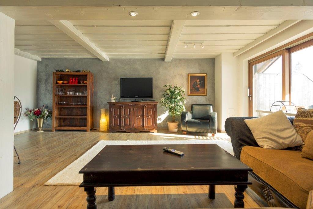 ein Wohnzimmer mit einer Couch und einem Couchtisch in der Unterkunft Alpen Deluxe Oberammergau in Oberammergau