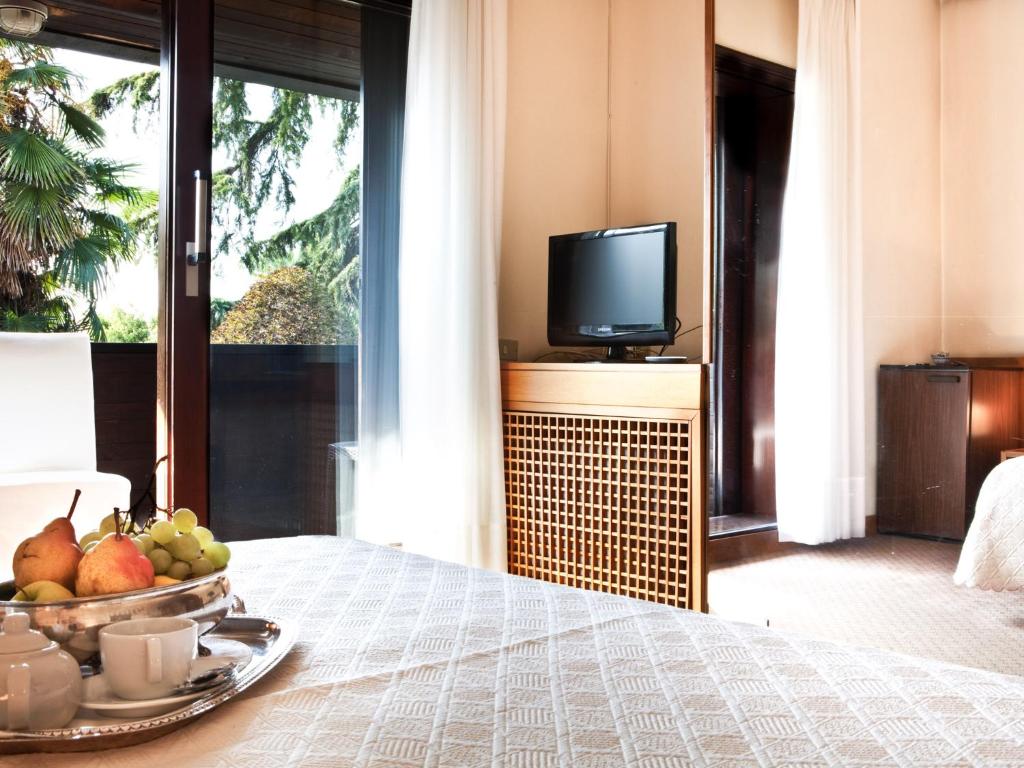 un tavolo con un cesto di frutta e una TV di Hotel Due Mori a Cittadella