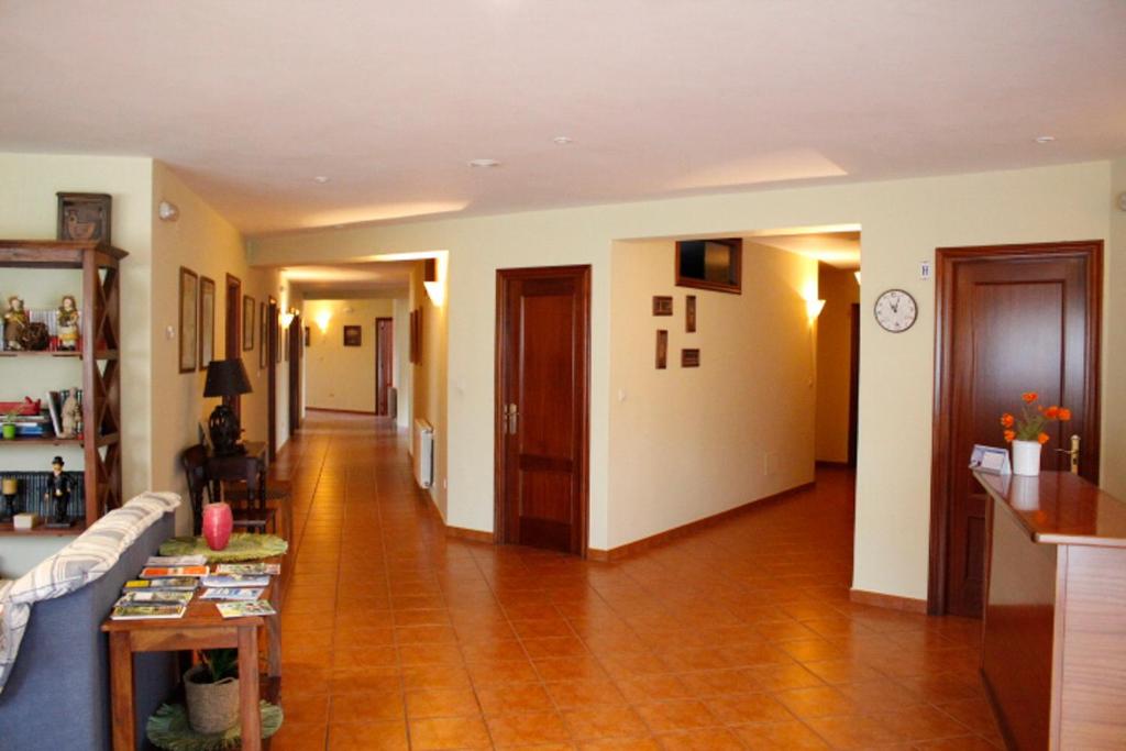 A television and/or entertainment centre at Pensión Mosende