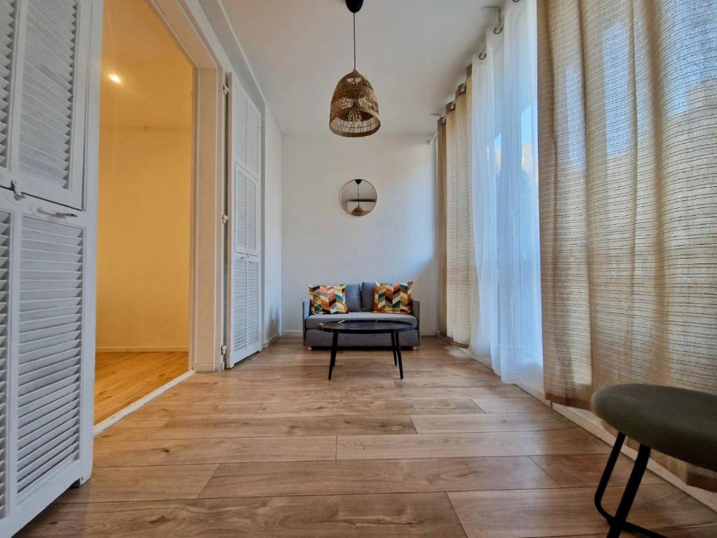 Chic Riviera Apartment Near Promenade des Anglais