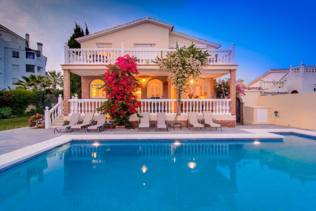 une maison avec une piscine en face d'une maison dans l'établissement Villa Las Chapas Playa, à Marbella