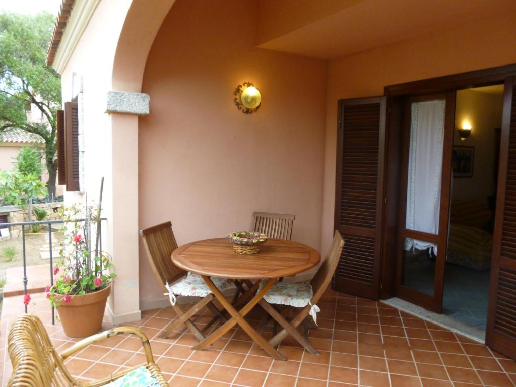 drewniany stół i krzesła na patio w obiekcie Le Villette al Centro w mieście San Teodoro