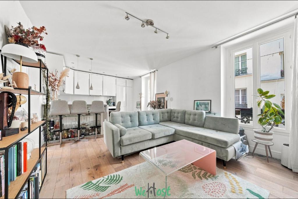 Parisian Charm at the Foot of Sacré-Cœur