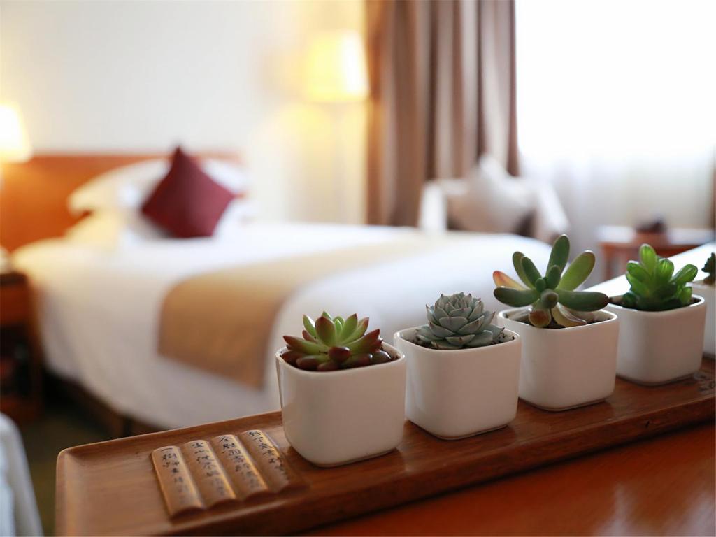 Postel nebo postele na pokoji v ubytování Jinglun Hotel Beijing