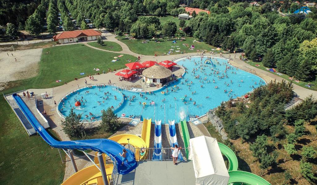 eine Luftansicht auf einen großen Pool in einem Resort in der Unterkunft Lipót Termál Camping in Lipót