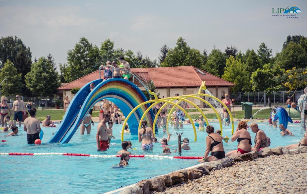 Bazén v ubytování Lipót Termál Camping nebo v jeho okolí