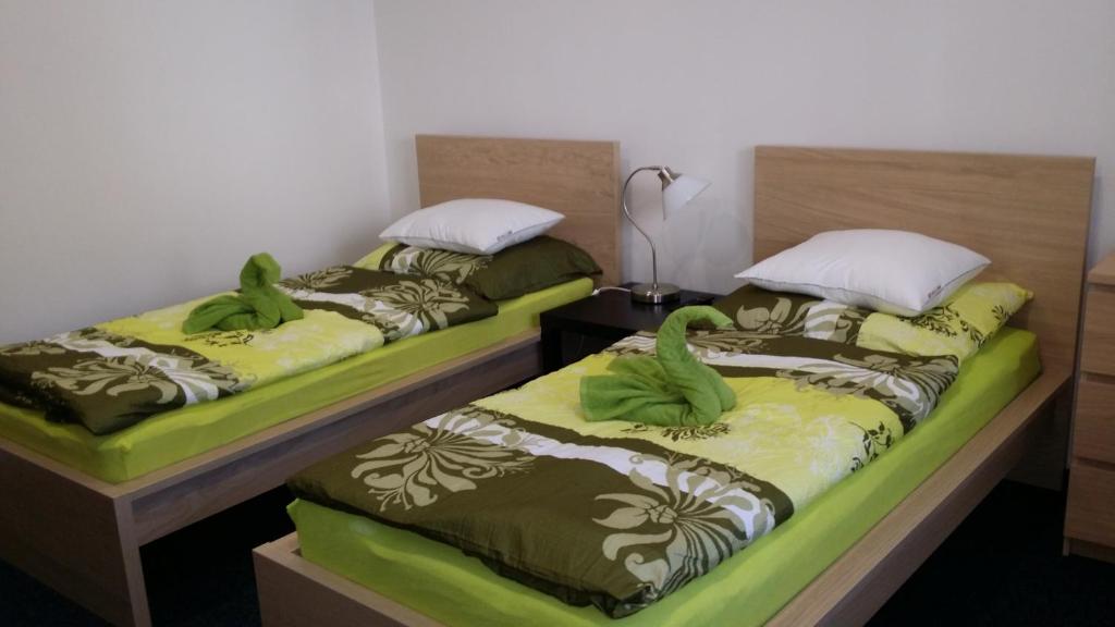 dos camas con animales de peluche en una habitación en Ubytování Němčičky, en Němčičky