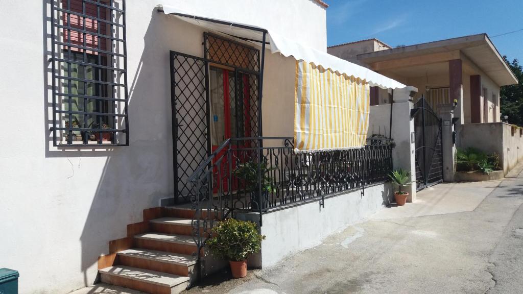 a white house with a staircase and a window at Casa Bianca da Giusy in Birgi Vecchi