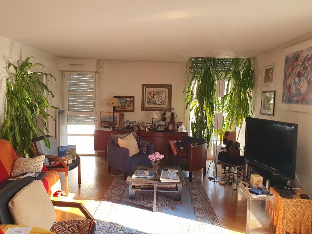 13 m2 bedroom in a fully equipped 126 m2 apartment