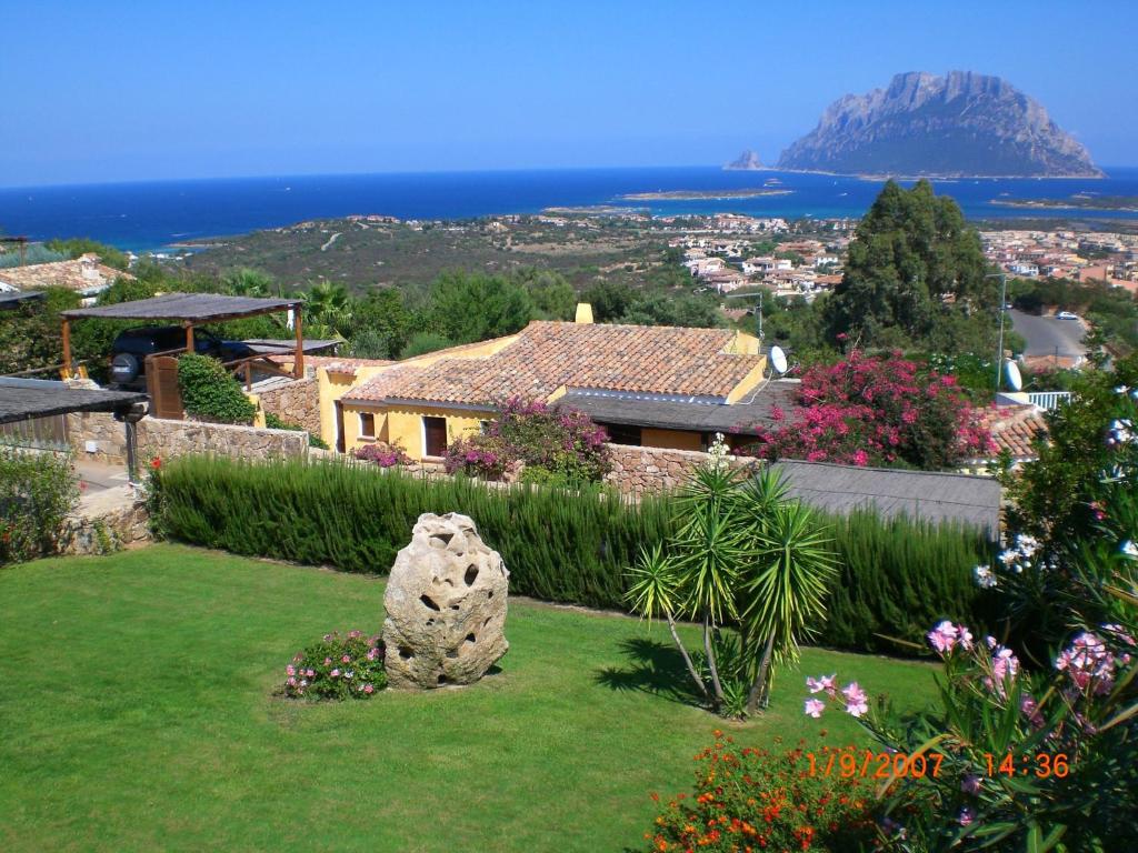 ポルト・サン・パーオロにあるPorto San Paolo Sea Villaの海の見える庭園付きの家