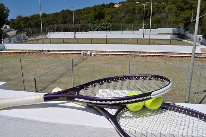 Tenis a/nebo squash v ubytování Hotel Village nebo okolí