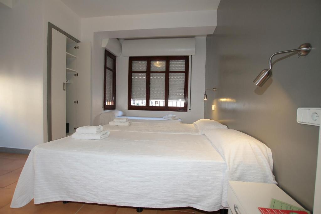 Cama o camas de una habitación en Hostal Ripoll Ibiza