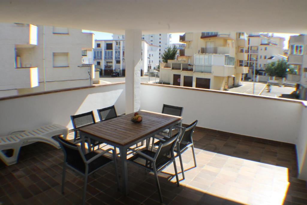 Agi Las Acacias, Roses – Updated 2023 Prices