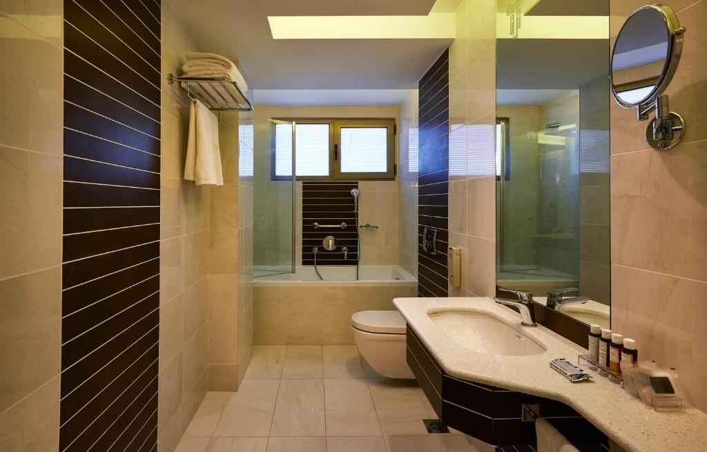Koupelna v ubytování Titania Hotel