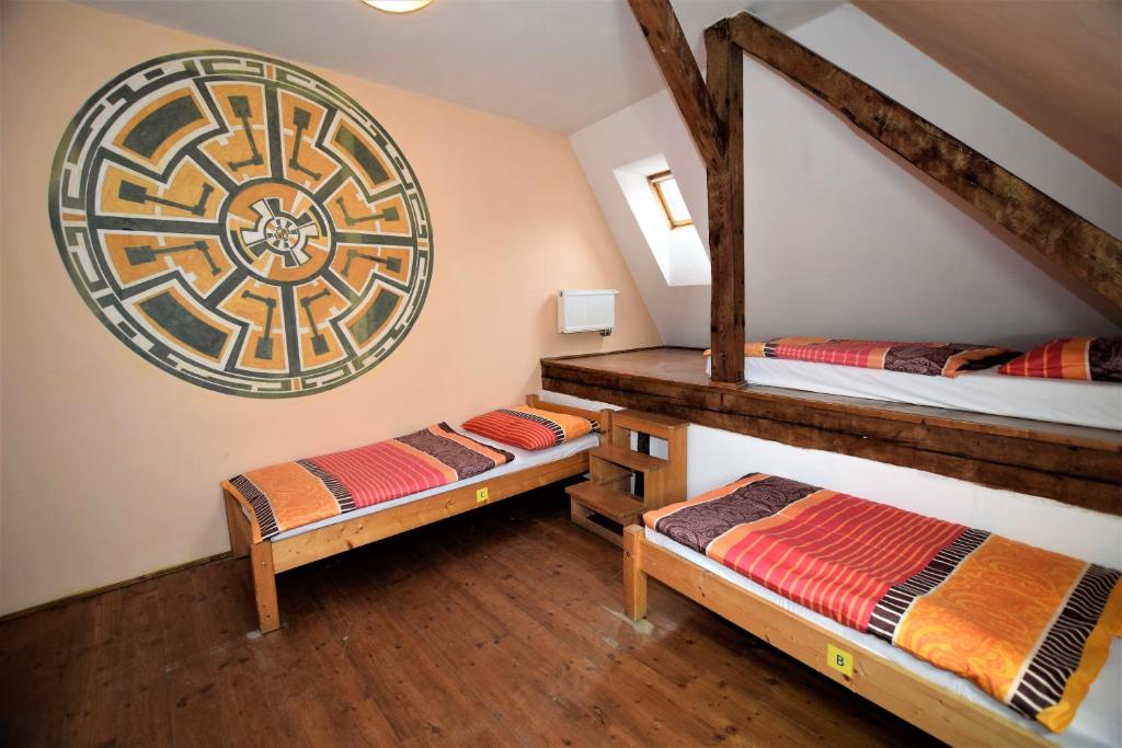 Ένα ή περισσότερα κρεβάτια σε δωμάτιο στο Travel Hostel