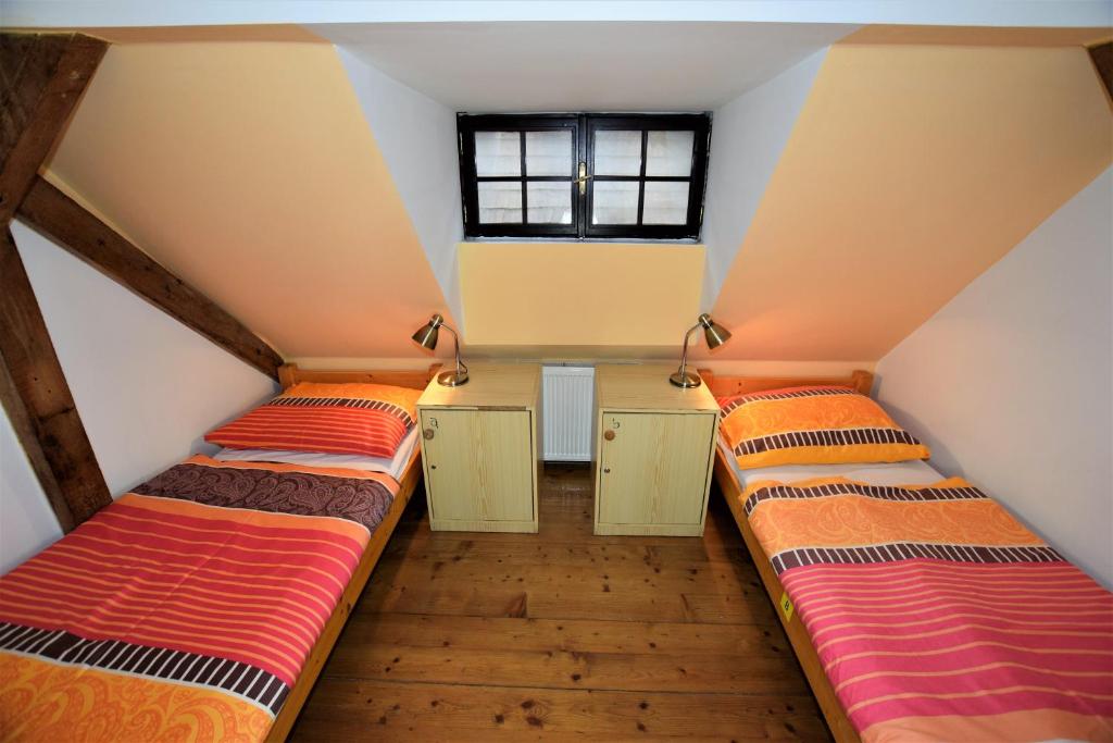 Ένα ή περισσότερα κρεβάτια σε δωμάτιο στο Travel Hostel