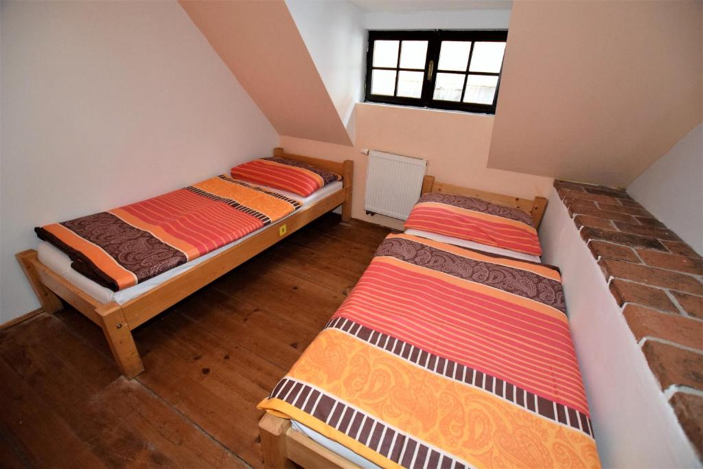Ένα ή περισσότερα κρεβάτια σε δωμάτιο στο Travel Hostel