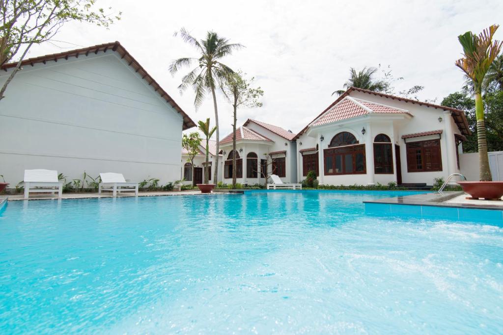 Villa con piscina frente a una casa en Wings Bungalow en Phu Quoc