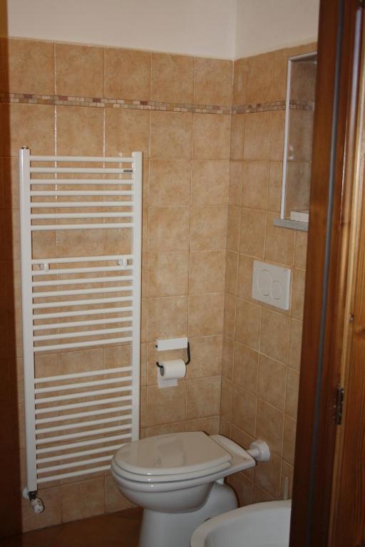 un piccolo bagno con un water e un lavandino di La Nuvola sul Mare a Vara Superiore