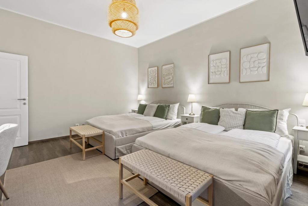 Modern 4-BR Apartment with Balcony and Near U6 Metro