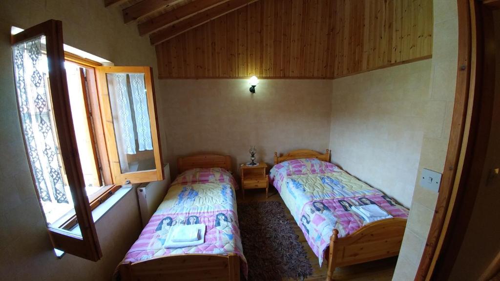 Postel nebo postele na pokoji v ubytování Stou Kir Yianni