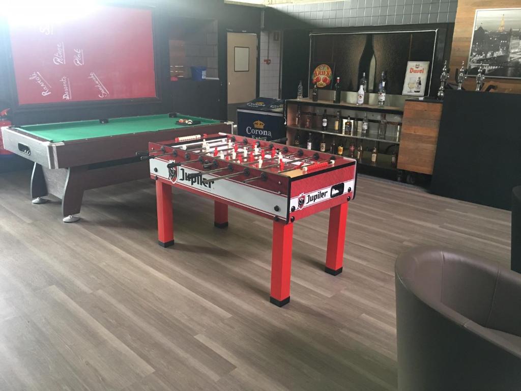 Biliár nebo kulečník v ubytování Auberge des 3 Fontaines