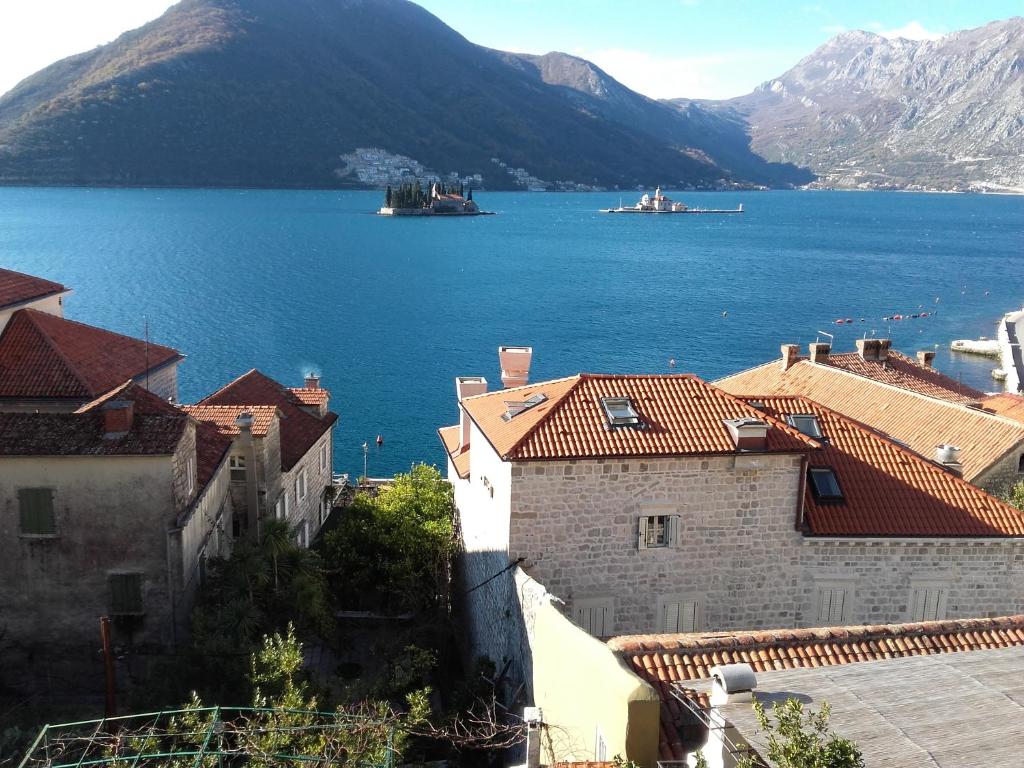 une vue sur une grande étendue d'eau avec des bâtiments dans l'établissement Guest House Dragutinovic, à Perast