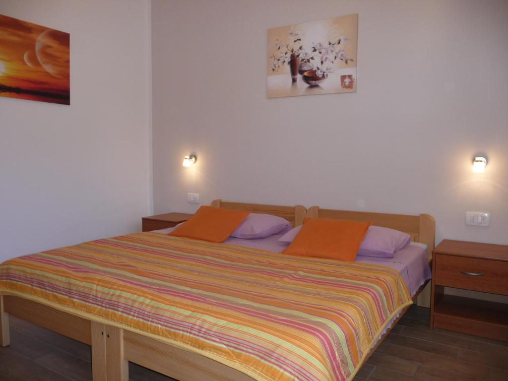 Postel nebo postele na pokoji v ubytování Apartments & Rooms Milka