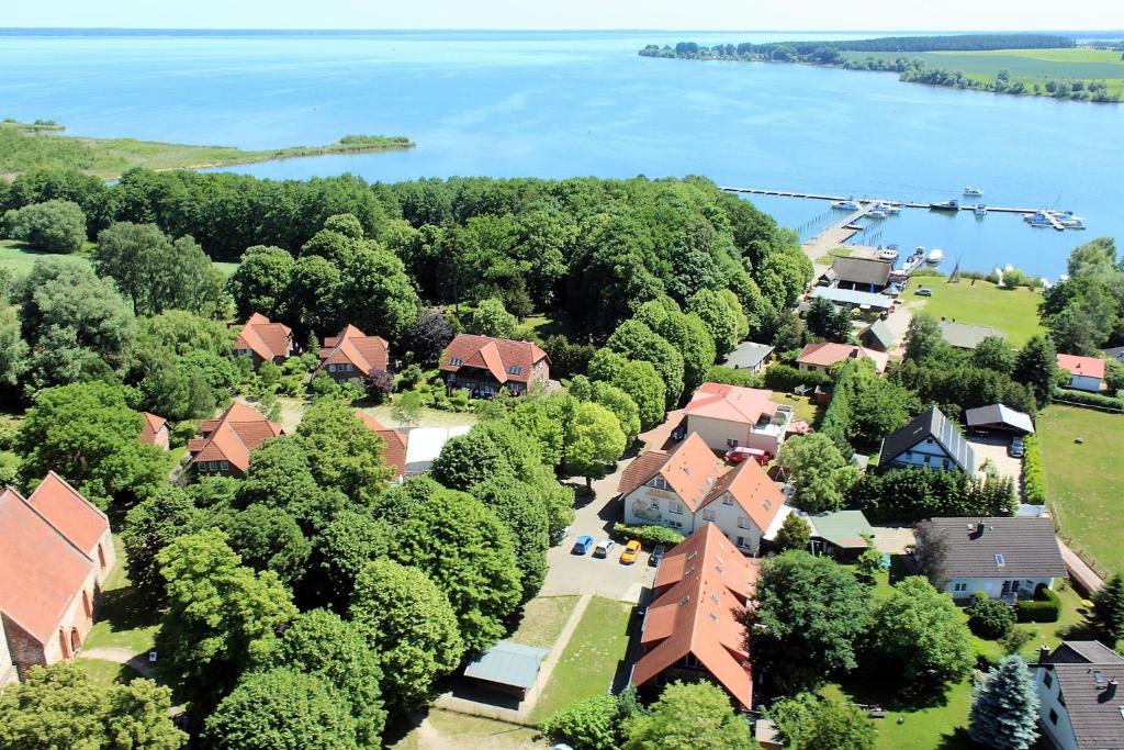 Een luchtfoto van Ferienanlage Müritz Seeromantik