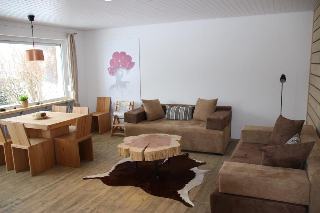 ein Wohnzimmer mit einem Sofa und einem Tisch in der Unterkunft Kuckucksnest Todtnau-Muggenbrunn in Todtnau