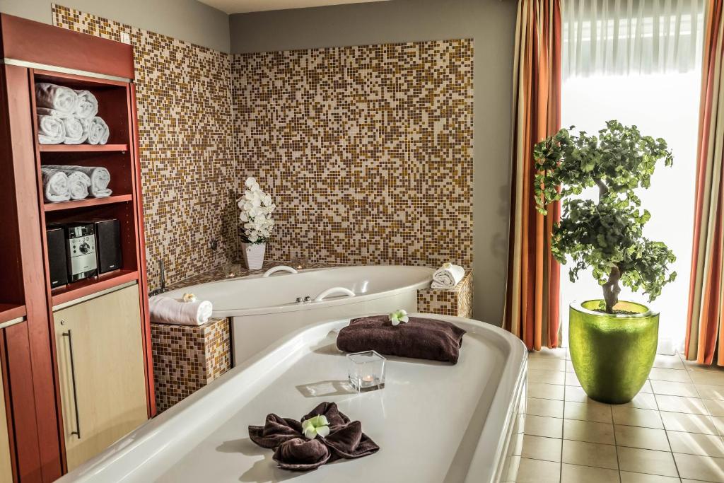 Ein Bett oder Betten in einem Zimmer der Unterkunft Seehotel Fleesensee