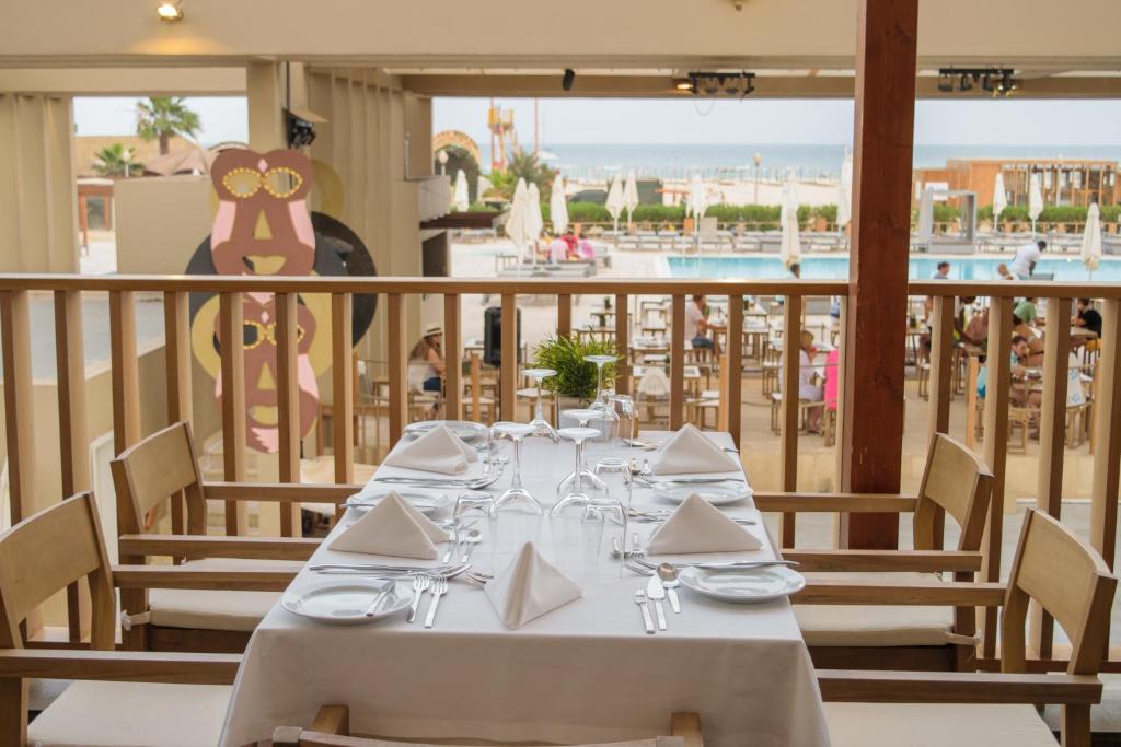 Un restaurante o sitio para comer en Oasis Salinas Sea