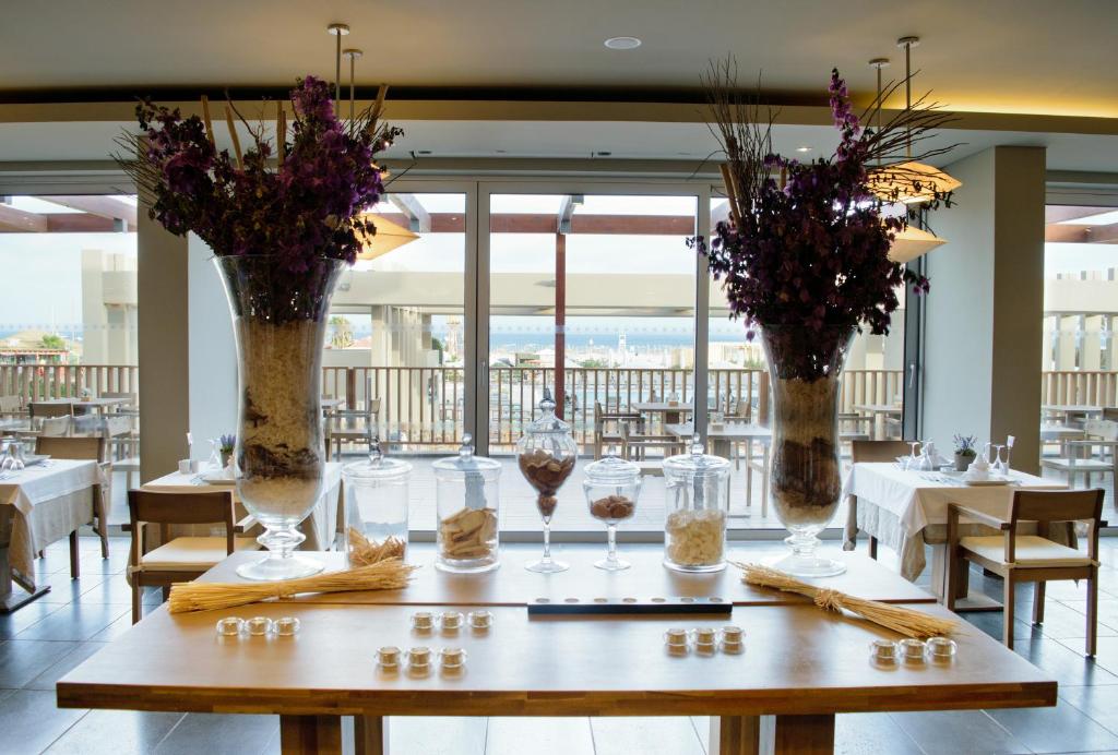 Un restaurante o sitio para comer en Oasis Salinas Sea