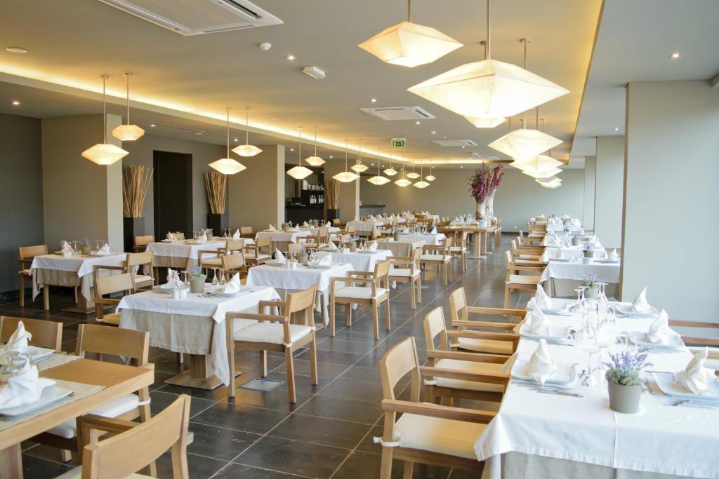 Un restaurante o sitio para comer en Oasis Salinas Sea