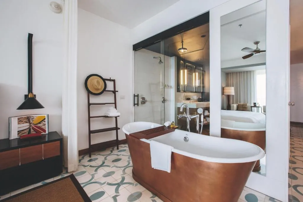 Deluxe King Room with Ocean View