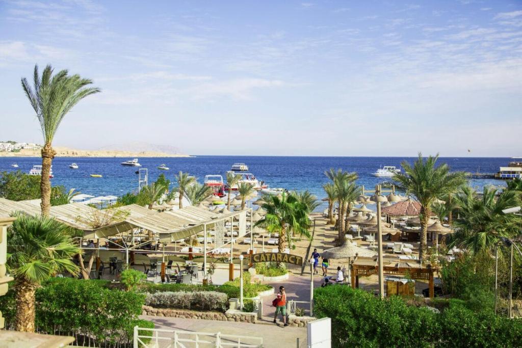 Blick auf ein Resort mit dem Meer im Hintergrund in der Unterkunft Cataract Layalina Naama Bay in Sharm El Sheikh