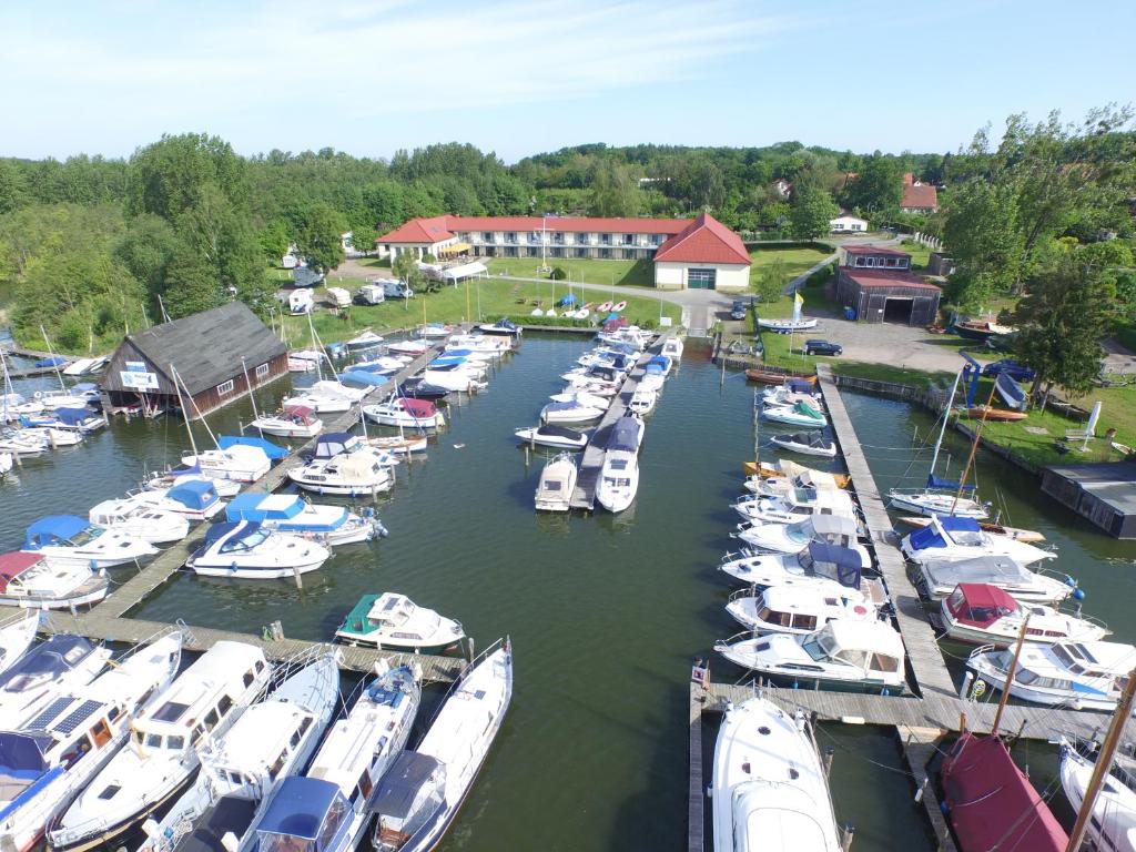 Ein paar Boote sind in einem Hafen angedockt. in der Unterkunft Aparthotel am Heidensee in Schwerin