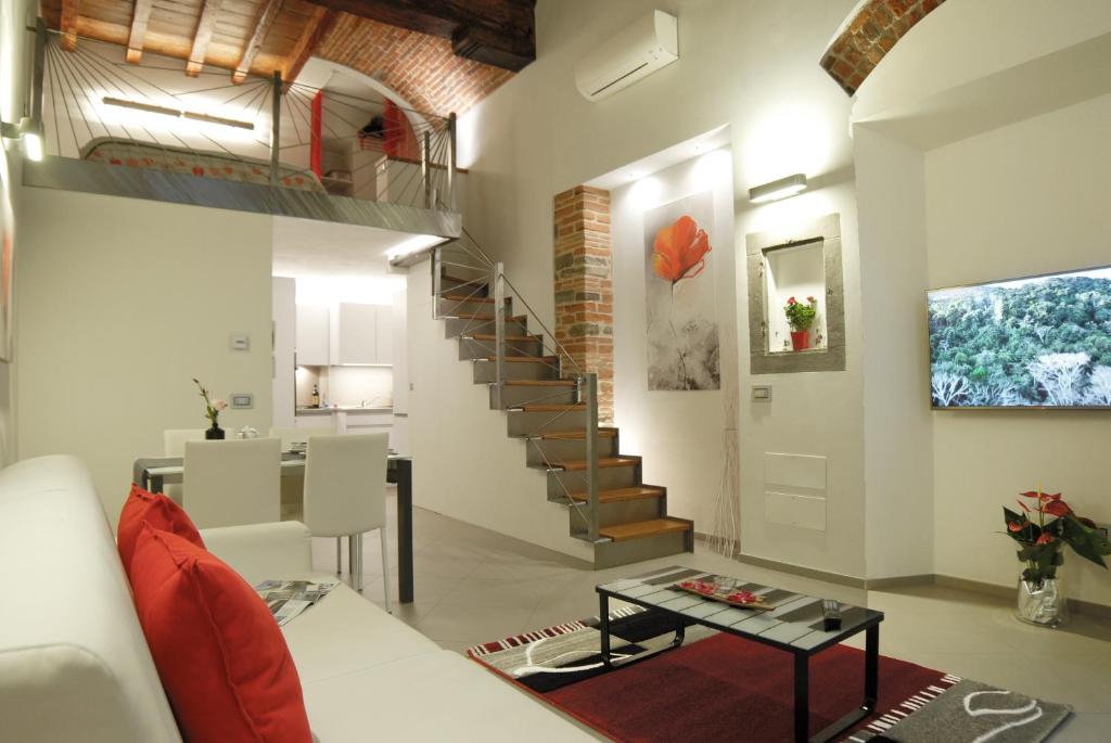 フィレンツェにあるラ ペルラ ア パラッツォ ヴェッキオのリビングルーム(階段、テーブル付)