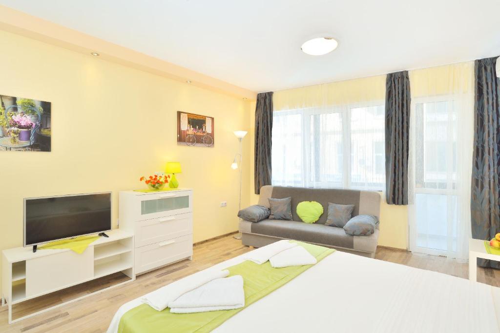 Un dormitorio con una cama grande y un sofá. en Central studio 1, en Burgas