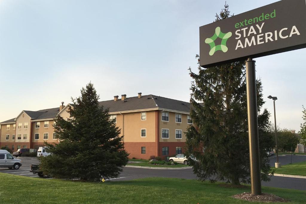 una señal para una estancia en el hospital americano frente a un edificio en Extended Stay America Suites - Grand Rapids - Kentwood en Grand Rapids