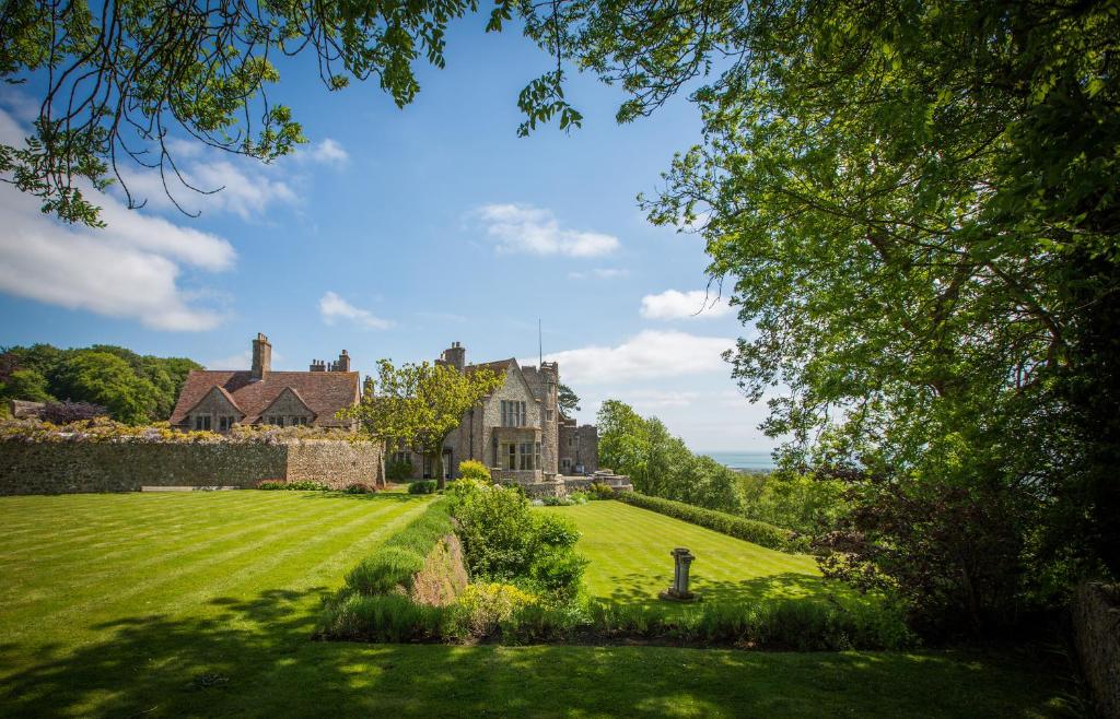 Lympne Castle Cottages - Housity