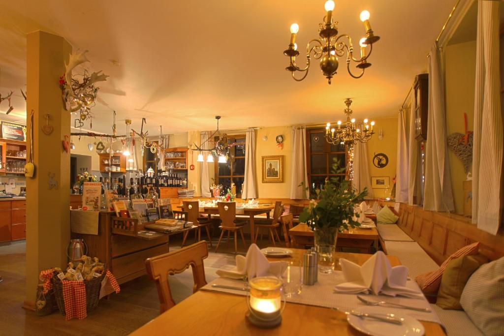 ein Restaurant mit Tischen und Stühlen und ein Esszimmer in der Unterkunft Landgasthof zur Brücke in Wiesentheid