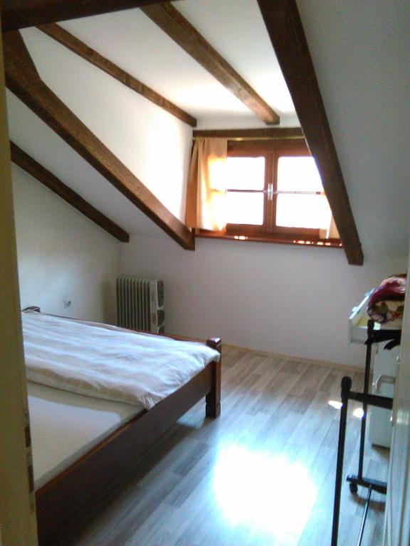 Una cama o camas en una habitación de Apartments Historic Stone House